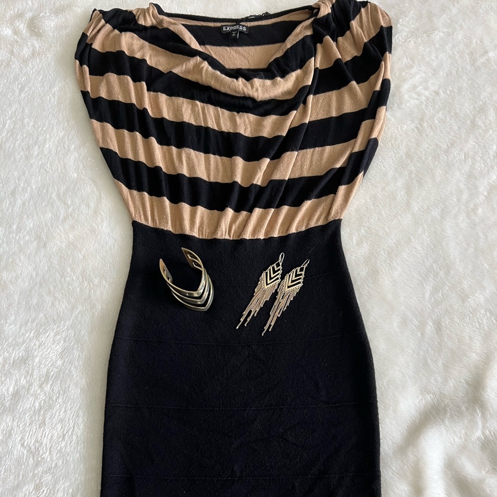 ✨Figure hugging bodycon bandage dress. Cowl neck with shirt sleeves.✨EXPRESS